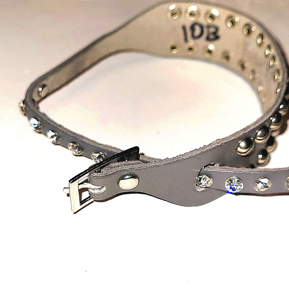 Set of 2 leather rhinstone and stud bracelets slightly blimished - Picture 5 of 6